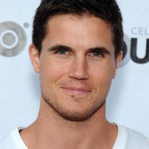 Robbie Amell