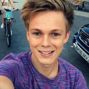 Famous people and celebrities born in 1994 | TakeMeBack.to